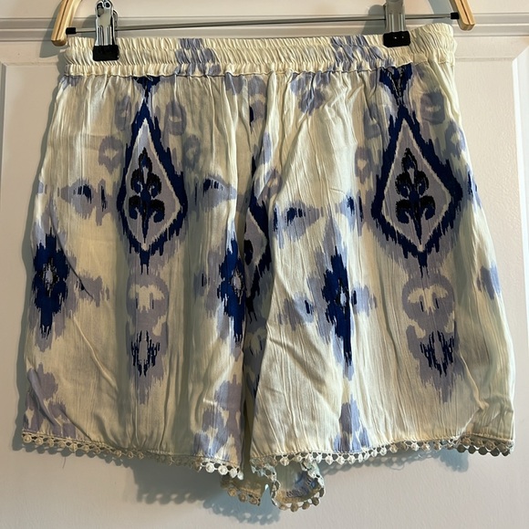 Boutique blue and white pattern soft flowy shorts - Picture 2 of 3